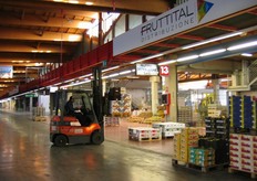 Un carrello all'opera presso lo stand di Fruttital Distribuzione, un grossista specializzato in banane, frutta esotica, primizie e varie tipologie di frutta e ortaggi, anche d'importazione.
