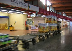 Carrelli con le merci in partenza procedono speditamente al punto di consegna. I venditori devono mettere i pallet a disposizione degli acquirenti entro il tempo massimo di 1 ora e 15 minuti.