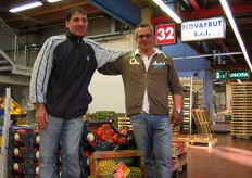 "Filippo (venditore di Novafrut) e Franco (compratore) concludono affari insieme da molti anni. Filippo ci spiega che in questo momento, per via del caldo, la frutta trova molti più acquirenti che non la verdura. Gentilmente, ci fa assaggiare una nespola di provenienza spagnola: "le nespole - dice Filippo - sono molto richieste, specialmente al Sud, mentre ciliegie, pesche e nettarine vanno al Nord." Novafrut è specializzata in agrumi Sicilia e Spagna, meloni nazionali ed esteri, ciliegie Vignola e Spagna, pesche nazionali e spagnole, pere, mele, kiwi, radicchi, carote, patate, cipolle, ortaggi Sicilia, Puglia e Spagna."