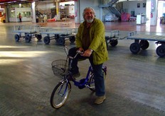 L'ingegnere informatico Vincenzo Stranieri si cala nelle vesti di ispettore, per controllare il rispetto dei tempi di consegna. Per coprire l'area del mercato si muove in bicicletta.