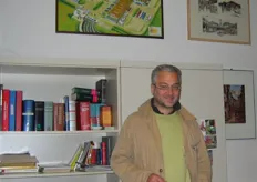 Il direttore marketing e qualità del CAAB, Duccio Caccioni, nel suo ufficio. Sulla parete dietro di lui, un disegno che raffigura la struttura del Centro Agro Alimentare, visto dall'alto.