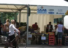 Presso lo stand del CAAB il pubblico può acquistare frutta e verdura di stagione a prezzi competitivi.