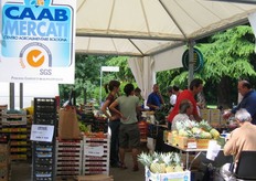 L'esposizione ortofrutticola del CAAB propone in vendita anche buste già preparate con prodotti di stagione, che il consumatore puà acquistare per 5 o 10 euro.