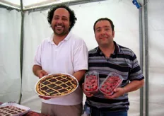 Massimiliano Cheli e Bernardo Moretti della Proloco di Lari mostrano le ciliegie in due diverse, ma altrettanto gustose versioni.
