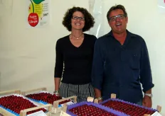 Mariangela Groppo e Luciano Viero, in rappresentanza della produzione cerasicola di Marostica (Vicenza), posano accanto ad una mostra pomologica realizzata con le varietà di ciliegia Romane e Giorgia.