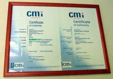 Alcuni dei certificati ottenuti dall'azienda Bragantini, in bella mostra sulla parete subito all'ingresso degli impianti.