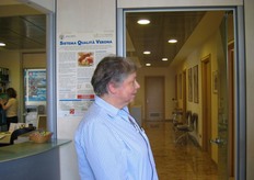 Danila Bragantini ci accoglie all'entrata, facendoci strada verso gli uffici che si trovano all'entrata degli impianti.