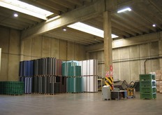 Questo ampio salone - 1.000 mq - è destinato al ricevimento della merce, che arriva dalle zone produttive vocate della zona e cioè dalle colline veronesi. Il tardo pomeriggio è di solito il momento più intenso per gli arrivi di prodotto dalle campagne.