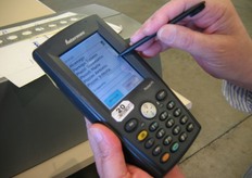 Quando il produttore consegna la merce, tutti i suoi dati vengono registrati mediante questo apparecchio.