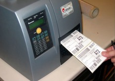 Il prodotto in arrivo riceve un codice d'identificazione, comprensivo dei dati relativi al produttore, alla varietà di ciliegia, al calibro, alla data di ricevimento.