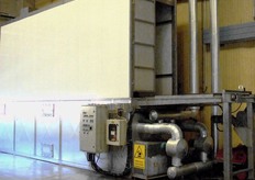 Questo macchinario è l'Hydrocooler, che serve per abbassare subito la temperatura delle ciliegie e portarla a 4 gradi centigradi. Le cassette in arrivo vengono inserite nell'enorme macchinario, dove sostano per almeno mezz'ora sotto una doccia di acqua gelata (a zero gradi). Mediante questo trattamento, si prolunga la shelf-life del prodotto e il picciolo della ciliegia si mantiene verde.