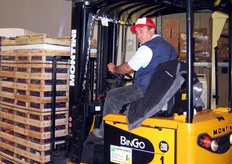 L'addetto al carrello - il brasiliano Marcos Da Silva - preleva le casse di ciliegie per trasferirle alla sala di confezionamento.