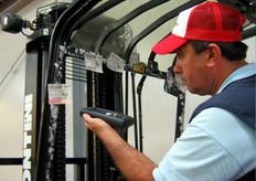 Marcos stacca l'etichetta dalle cassette e, tramite un apposito lettore, legge il codice a barre.