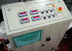 Una bilancia elettronica calcola il peso delle ciliegie contenute in ogni singolo nastro trasportatore.