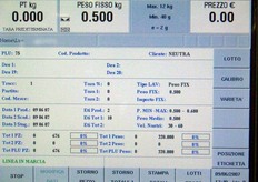 Anche in questo caso, sul peso effettivo dei cestini vigila questa bilancia elettronica. Quando un cestino è più leggero, il macchinario sospende l'erogazione dell'etichetta.