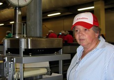 Danila Bragantini ci mostra una delle bilance più antiche: un vero cimelio, che testimonia della lunga storia dell'azienda.