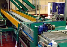 "Questi macchinari sono invece utilizzati nella stagione invernale, per la selezione e il confezionamento delle mele. Danila Bragantini spiega: "E' uno spettacolo vederli in funzione. Le mele vengono trasportate da una fase all'altra mediante un flusso d'acqua, nel quale i frutti galleggiano. Ogni anno poi, agli inizi di maggio, risistemiamo tutti i macchinari e siamo di nuovo pronti per il confezionamento delle ciliegie."