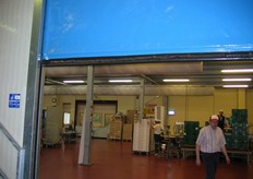 L'area della sala confezionamento è separata dall'area magazzino mediante questo pannello a scorrimento verticale.