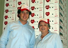 Stefano Pezzo (Cherry Passion) e Danila Bragantini (azienda Bragantini) salutano i lettori di FreshPlaza. Se vi sembra di notare una qualche somiglianza tra i due, è perché sono madre e figlio!