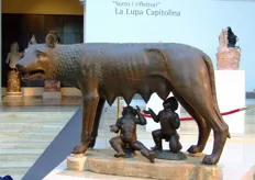 La statua della Lupa Capitolina, simbolo di Roma. La leggenda vuole che Romolo e Remo vennero allattati da una lupa, dopo essere stati abbandonati.