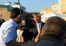 Paolo Bruni impegnato in un'intervista televisiva.