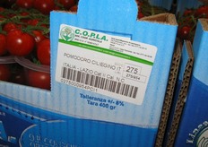 Un dettaglio dell'etichetta, con le informazioni per la tracciabilità del prodotto. L'etichetta riporta il numero del socio produttore e il codice della scheda dove sono annotati tutti i trattamenti eseguiti durante la fase di produzione. Il codice a barre è una novità di recente introduzione. Per il momento è in fase di sperimentazione e contiene soltanto le informazioni circa i dati del campo, ma il Consorzio sta progettando di ampliare il range di dati che vi saranno inseriti.