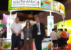 Jan van Nes, Michelle Kruger e Stuart Symington in veste di promotori della frutta sudafricana.
