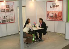"Anton Filippo di LBP Rotterdam a colloquio con potenziali clienti asiatici. Il suo commento sulla fiera è stato: "Mi sembra molto ben riuscita."