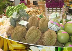 Composizione di frutta esotica, con frutti di Durian in primo piano.