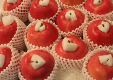 Queste mele giapponesi vengono presentate in confezioni regalo e servono per festeggiare compleanni e occasioni speciali. Ogni pezzo costa dai 3 ai 5 dollari!