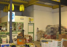 Stand 43 (Ortofrutta Scaravonati) - Banane Chiquita, frutta secca.