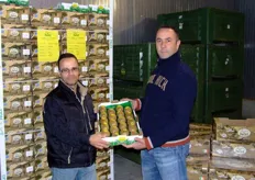 Gianluca De Felice (sulla destra) mostra orgogliosamente una cassetta di kiwi di prima categoria. Insieme a lui, l'agronomo dell'azienda, Dott. Germano Lombardi.