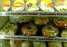 Vaschette di verdure miste presso lo stand della tedesca Lockwitzer Frischfrucht.