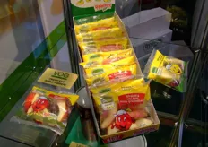 Fette di mela e chicchi d'uva in bustina, presso lo stand VOG Products.