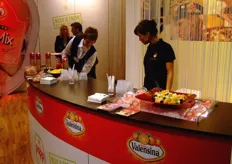 Degustazione di prodotti presso lo stand della tedesca Valensina.