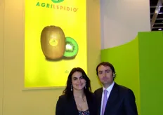 Daniela e Alfio Lepidio presso lo stand di Agrilepidio, specialisti nella produzione di kiwi dal 1973.
