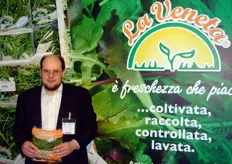 Patrizio Carraro mostra una delle insalate fresche prodotte dall'azienda agroalimentare La Veneta.