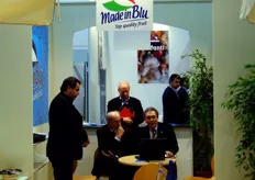 Lo stand di Made in Blu presso lo spazio collettivo di Piazza Italia. Dietro il computer, il direttore Furio Mazzotti.