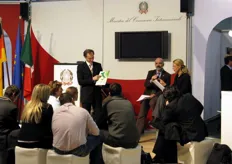 Una conferenza di presentazione della realtà produttiva italiana presso lo stand del Ministero del Commercio Internazionale.