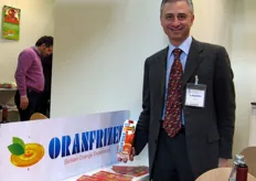 Salvo Laudani, marketing manager di Oranfrizer, presenta uno dei succhi di arancia a marchio proprio, presso lo stand dell'azienda a Piazza Italia.