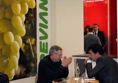 Pino Peviani (a destra) a colloquio con un collega, nello stand Peviani collocato all'interno di Piazza Italia.