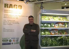 Lo stand del gruppo Rago Europe. Nella foto, il fratello di Rosario Rago, in rappresentanza dell'azienda, che è specialista in insalate di quarta gamma.