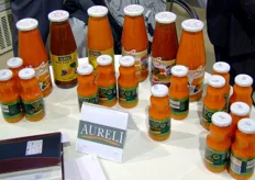 Una serie di succhi di carota a marchio Aureli.