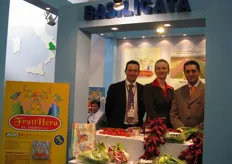 Il marchio FruttHera rappresenta la produzione ortofrutticola di qualità della OP Assofruit, di cui Francesco Nicodemo (il primo a sinistra) è presidente. Il primo a destra è Andrea Badursi.