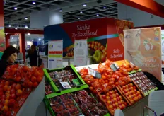 Esposizione di agrumi e pomodori presso lo stand della Regione Sicilia.