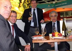 Al centro in piedi Stefano Franzero, direttore di Unaproa; accanto a lui, seduto al tavolo, il presidente di Unaproa Fabrizio Marzano.