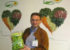 In rappresentanza di FACCHINI & C. S.S. Agricola, Pierenrico Viviani, responsabile qualità, mostra una confezione di insalatina.