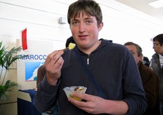 "Daniel Ibattici, studente in visita alla manifestazione, commenta la macedonia offerta: "Molto buona"."