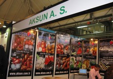 Stand AKSUN A.S. Con la certificazione di ISO 22000:2005 e EUREPGAP, AKSUN A.Þ. può offrire una vasta gamma di prodotti consistente in 47 diversi tipi di frutta fresca/secca e ortaggi.