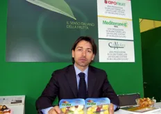 Enrico Casadei, in rappresentanza di APOFRUIT ITALIA, mostra Tit Bit, la prima linea completa di insalate di frutta.